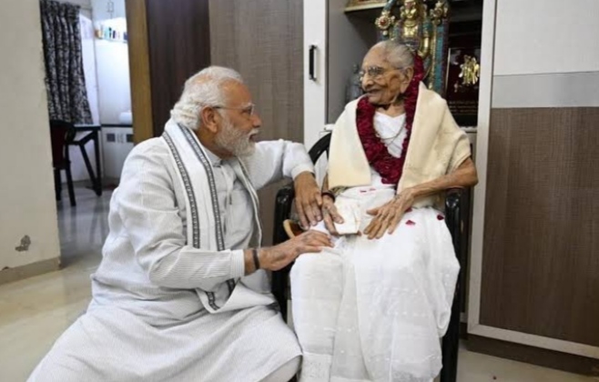 You are currently viewing प्रधानमंत्री नरेंद्र मोदी की मां हीराबेन की बिगड़ी तबियत , अस्पताल में एडमिट करवाया गया