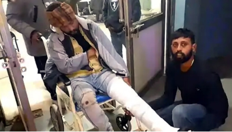 You are currently viewing घर की छत पर नए साल की पार्टी कर रहे युवक को पड़ोसियों ने दिया धक्का , टांग-कंधे की टूटी हड्डी