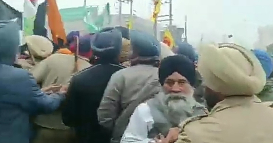 You are currently viewing जालंधर : लतीफपुरा मामले में राज्यपाल को लोग व किसान मांगपत्र सौंपने जा रहे थे कि पुलिस के साथ हुई धक्का मुक्की