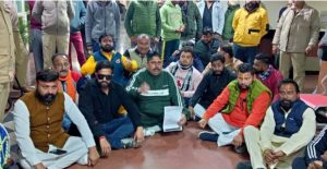 Read more about the article जालंधर में हिन्दू नेताओं ने नगर निगम में ढ़ोल बजाकर दिया धरना