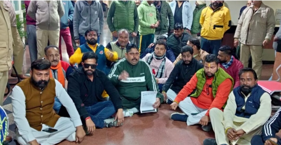 Read more about the article जालंधर में हिन्दू नेताओं ने नगर निगम में ढ़ोल बजाकर दिया धरना