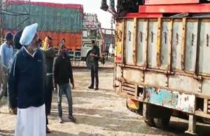 Read more about the article पंजाब के वित्त मंत्री ने दिल्ली-अमृतसर हाईवे पर टैक्स चोरी करने वाले 16 ट्रक पकड़े, लगाया 10 लाख जुर्माना