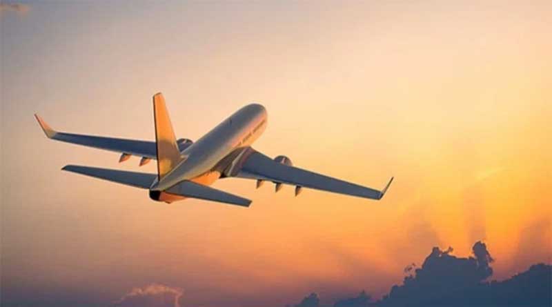 You are currently viewing फ्लाइट में यात्री ने Air Hostess की खींची आपत्तिजनक तस्वीरें , पकड़ा गया तो मचा हंगामा