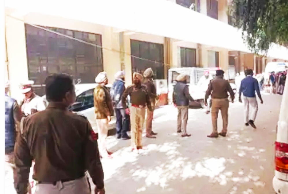 Read more about the article लुधियाना में कोर्ट कॉम्प्लेक्स के बाहर हुई फायरिंग , 2 युवकों को लगी गोली