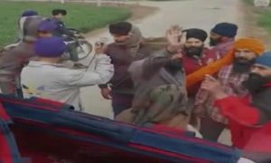 Read more about the article स्कूल वैन के नीचे आने से कुत्ते की हुई मौत , मालिक ने वैन पर तलवारों से कर दिया हमला