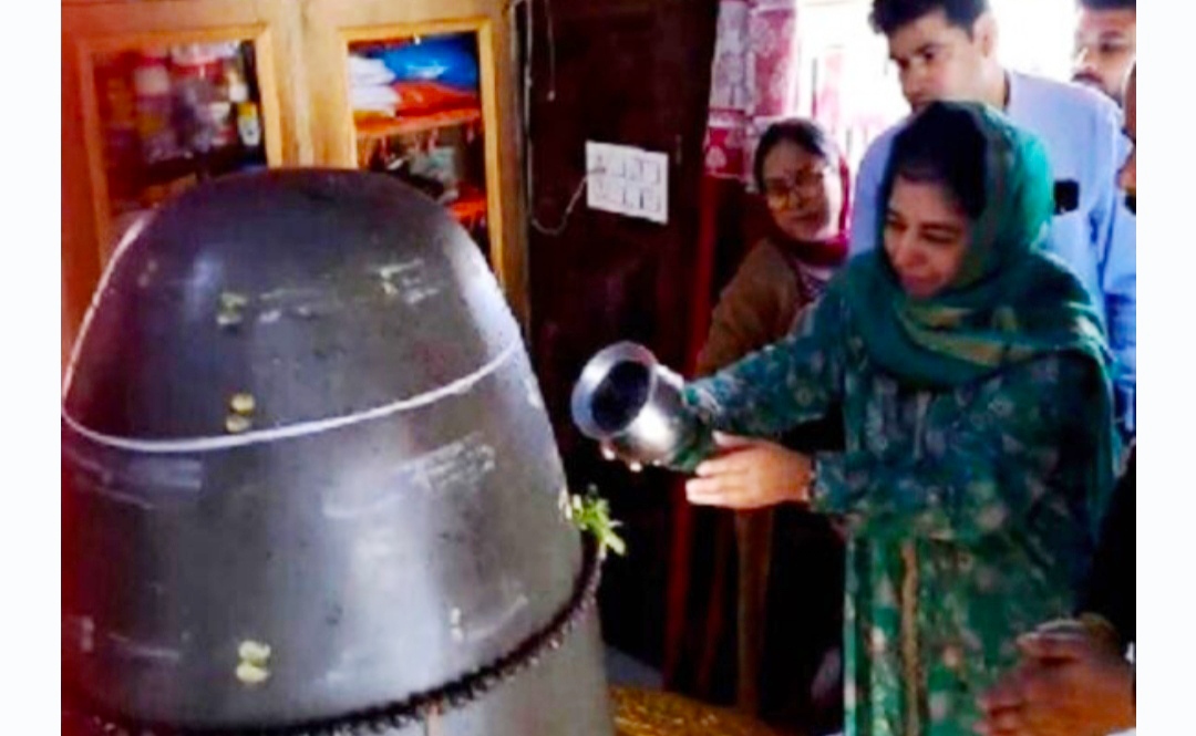 You are currently viewing महबूबा मुफ्ती की शिव मंदिर में पूजा अर्चना, भड़के उलेमा