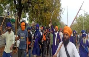 Read more about the article अमृतपाल सिंह की गिरफ्तारी के विरोध में मोहाली में तलवारें लेकर सड़कों पर उतरे निहंग, पंजाब में कई जिलों में धारा 144 लगाई गई