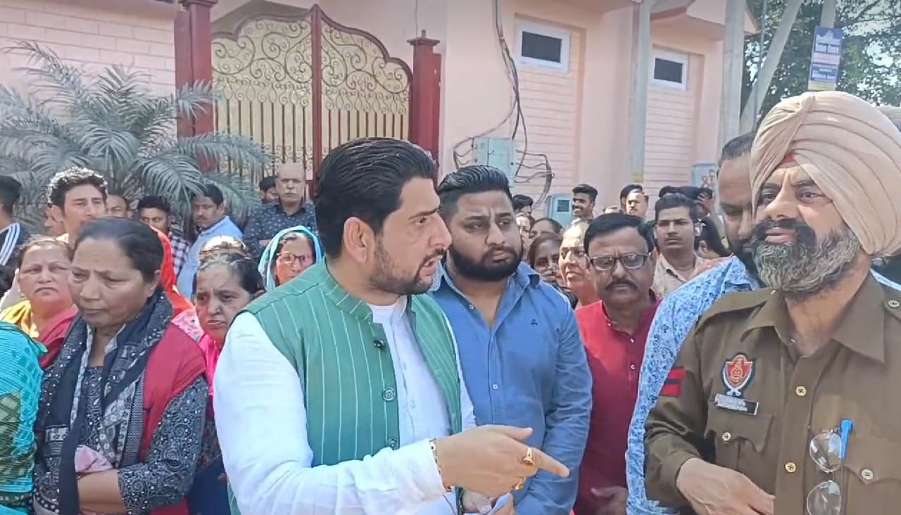 Read more about the article जालंधर में ‘आप’ विधायक शीतल अंगुराल एक्शन में , लोगों को मिलने वाली सरकारी गेंहू की चोरी पकड़ी