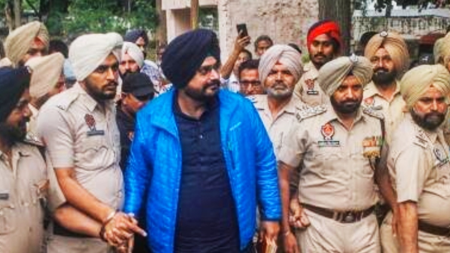 You are currently viewing नवजोत सिंह सिद्धू जेल से हुए रिहा , 317 दिन बाद आये पटियाला जेल से बाहर
