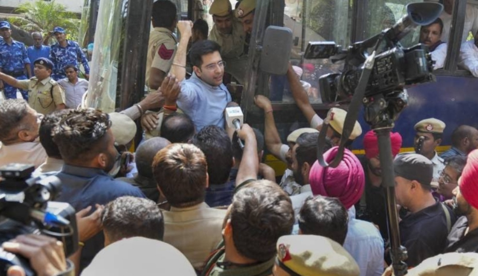 You are currently viewing अरविंद केजरीवाल से CBI पूछताश का विरोध प्रदर्शन कर रहे AAP पार्टी के विधायकाें को हिरासत में लिया गया