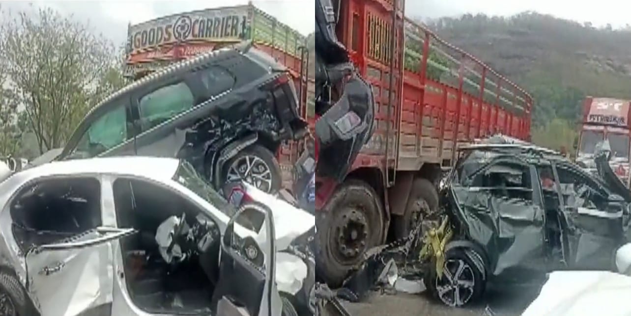 You are currently viewing मुंबई-पुणे एक्सप्रेस-वे पर भयानक एक्सीडेंट , एक के बाद टकराईं कई गाड़ियां