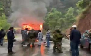 Read more about the article बड़ी खबर : जम्मू-कश्मीर के पुंछ में सेना के ट्रक में लगी आग , 4 जवानों की मौत की आशंका