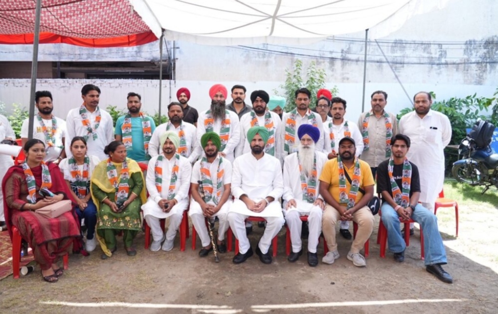 You are currently viewing चुनाव प्रचार के अंतिम दिनों में भाजपा को झटका, कई नेता कांग्रेस में शामिल