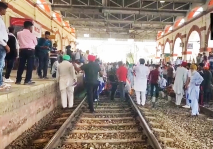 You are currently viewing पंजाब में किसानों ने किया रेल ट्रैक जाम , ट्रेनें हुई रद्द