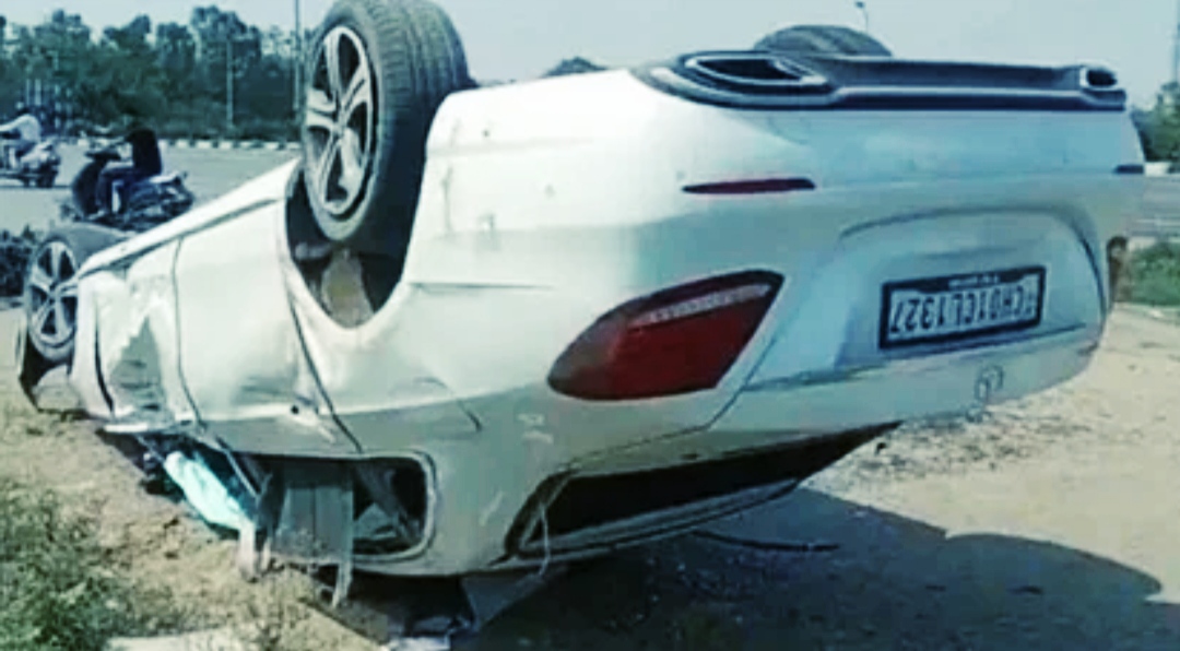 You are currently viewing मर्सिडीज कार के ड्राइवर की रैश ड्राइविंग से गाडी पलटियां खाकर हुई हादसे का शिकार , एक युवक की मौत