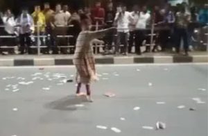 Read more about the article थाने के बाहर महिला ने उड़ाए 500-500 रुपए के नोट, लोगों के उड़े होश