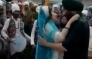 Read more about the article फिल्म गदर-2 का सीन आया विवादों में , गुरुद्वारे में सनी देओल-अमीषा बाहों में बाहें डाले दिखे