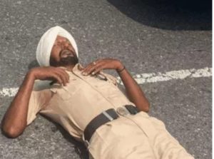 Read more about the article जालंधर में हाईवे पर लेटा होमगार्ड का जवान , जिस मुजरिम को पकड़कर लाया था उसे छोड़ने पर भड़का