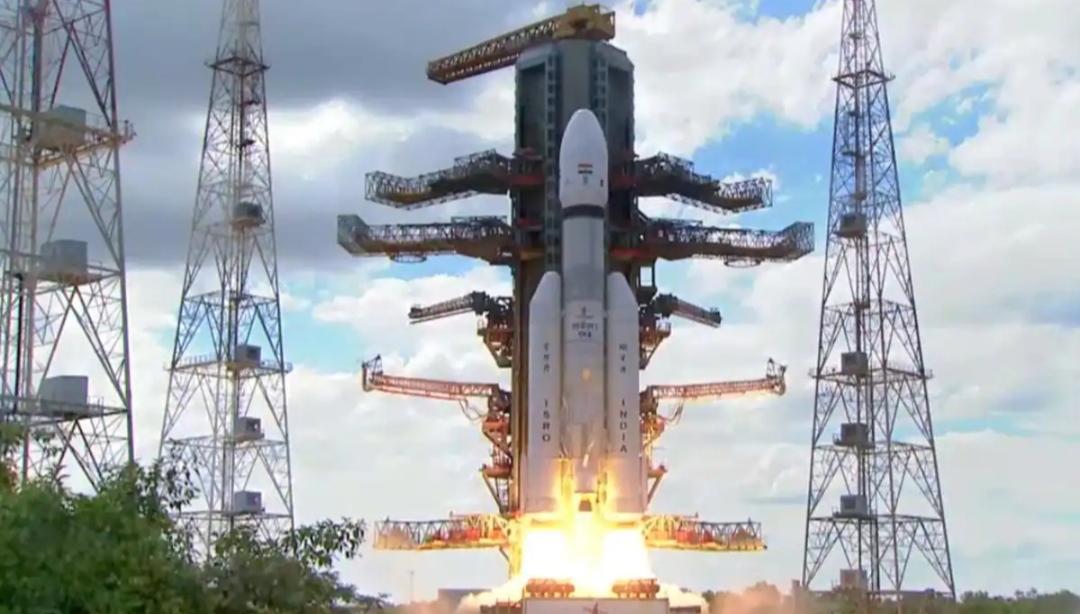 You are currently viewing चंद्रयान-3 का पृथ्वी की कक्षा में लॉन्च सफल, 23 अगस्त को चंद्रमा पर कर सकता है लैंडिंग