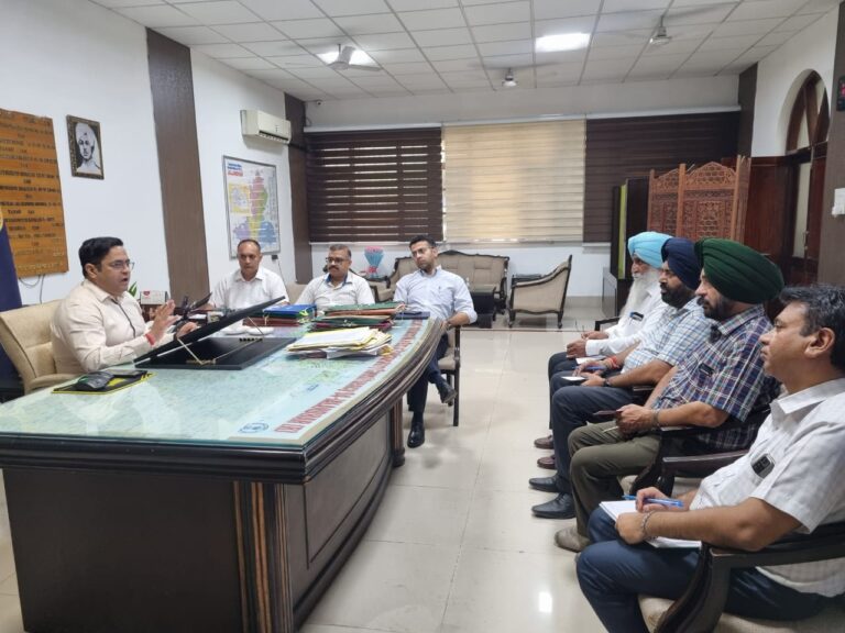 You are currently viewing डिप्टी कमिश्नर प्रॉपर्टी खरीददारों को सब-रजिस्ट्रार दफ़्तरों में रजिस्ट्रेशन अनुभवों संबंधी फीडबैक लेने के लिए करेंगे फ़ोन