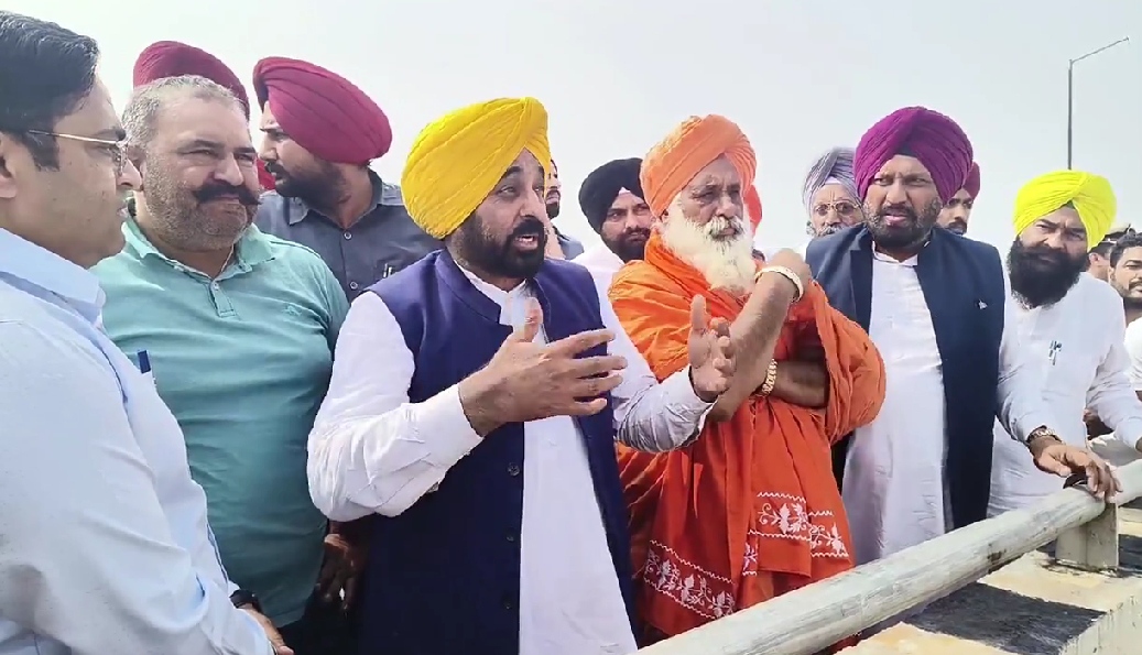 You are currently viewing जालंधर के बाढ़ प्रभावित क्षेत्रों में पहुंचे मुख्यमंत्री भगवंत मान , बचाव कार्यों का लिया जायजा