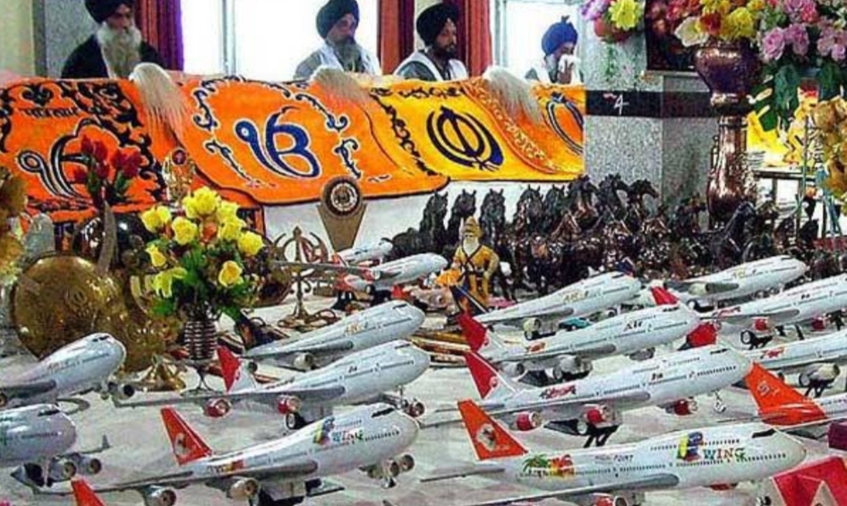 You are currently viewing गुरुद्वारों में अब खिलौना जहाज़ चढ़ाने पर लग सकती है रोक , विदेश जाने की चाह में लोग चढ़ाते हैं