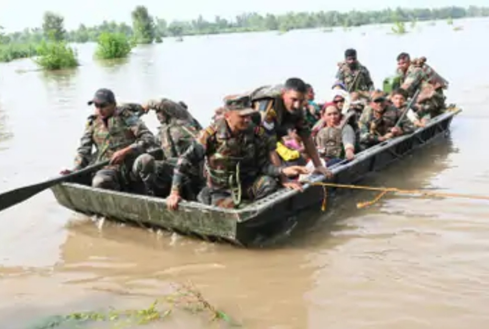 You are currently viewing पंजाब के 8 जिले बाढ़ की चपेट में आए , गुरदासपुर में 2 बच्चों की पानी में बहकर मौत