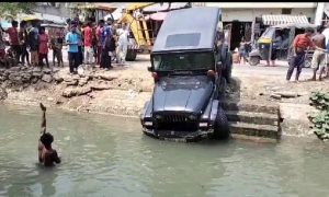 Read more about the article सिद्धू मूसेवाला को इंसाफ न मिलने पर युवकों ने गुस्से में थार गाड़ी नहर में गिराई