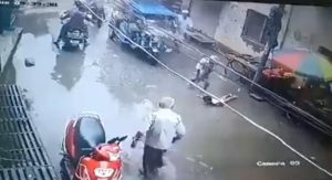 Read more about the article Viral Video : सड़क पर करंट से तड़प रही थी मासूम बच्ची, बुजुर्ग ने ऐसे बचाई उसकी जान