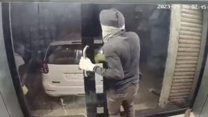 Read more about the article वायरल वीडियो : कार से ATM मशीन को उखाड़ने की कोशिश में थे चोर, लेकिन आगे क्या हुआ आप खुद ही देखिये