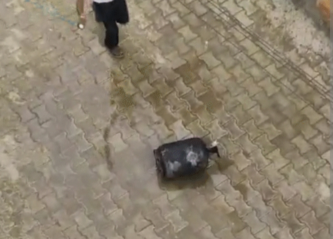 You are currently viewing घर के सिलेंडर में जबरदस्त ब्लास्ट, सामान जलकर राख, लोगों ने लेंटर तोड़कर आग बुझाई