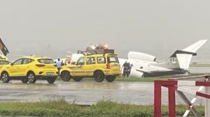 Read more about the article बड़ी खबर : मुंबई एयरपोर्ट पर चार्टर्ड प्लेन क्रैश, दो हिस्सों में टूटकर लगी आग