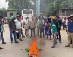 Read more about the article CM मान के साथ रोडवेज कर्मियों की मीटिंग टलने से कर्मचारियों में रोष, फूंका मुख्यमंत्री का पुतला
