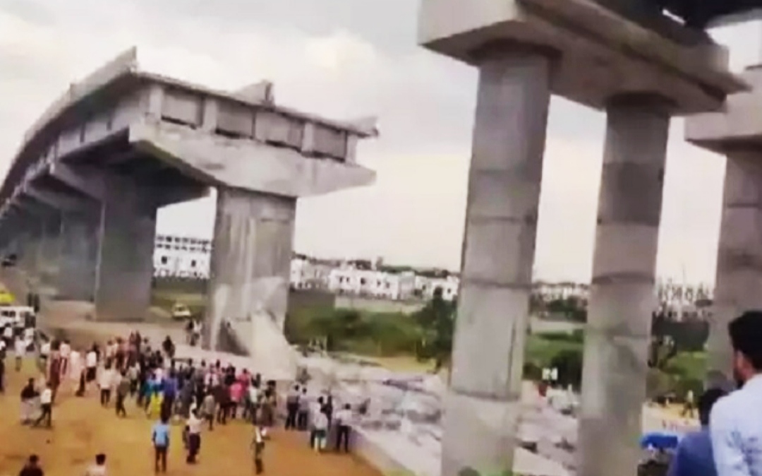 You are currently viewing बड़ी खबर : गुजरात में निर्माणाधीन पुल गिरा , 1 की मौत, तीन लोगों के दबे होने की आशंका