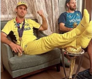 Read more about the article World Cup ट्रॉफी पर पैर रखने के लिए मिशेल मार्श पर मुकदमा दर्ज, शिकायतकर्ता ने कर डाली की ये मांग