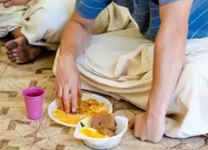 Read more about the article Astro Tips : क्या आप भी खाना खाने के बाद थाली में ही हाथ धो देते हैं तो …….