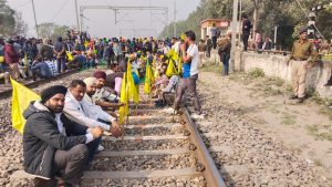Read more about the article जालंधर में किसानों ने नेशनल हाईवे के बाद अब रेलवे ट्रैक भी रोका
