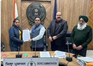 Read more about the article डिप्टी कमिश्नर ने नवनियुक्त पटवारियों को पूरी ईमानदारी व मेहनत से डियूटी निभाने की कही बात