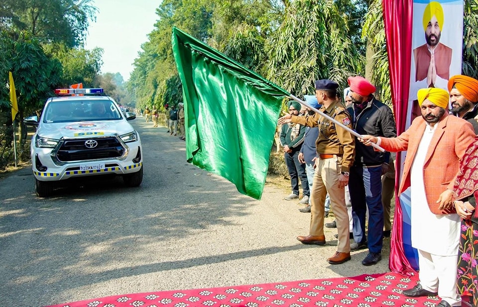 You are currently viewing पंजाब में अब सड़क हादसों पर लगेगी ब्रेक, मुख्यमंत्री मान ने हाईटेक वाहनों को दिखाई हरी झंडी