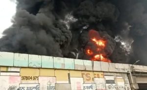 Read more about the article पंजाब के खन्ना में नेशनल हाईवे पर डीजल से भरे टैंकर में लगी भीषण आग