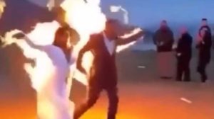 Read more about the article Viral Video : दूल्हा-दुल्हन ने फोटोशूट के चक्कर में अपने कपड़ों में ही लगवा ली आग