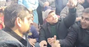 Read more about the article जालंधर के मॉडल हाऊस में माता रानी चौक पर दुकानदारों ने पुलिस विभाग के खिलाफ लगाया धरना