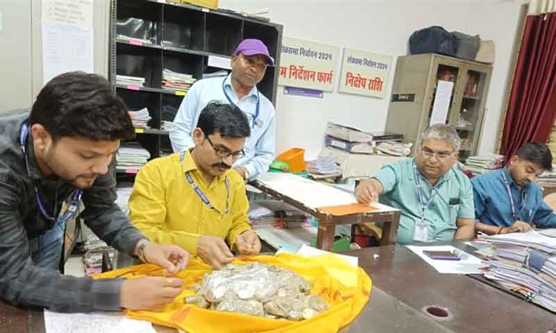 You are currently viewing Lok sabha Election : नामांकन भरने चिल्लर लेकर पहुंच गया निर्दलीय प्रत्याशी