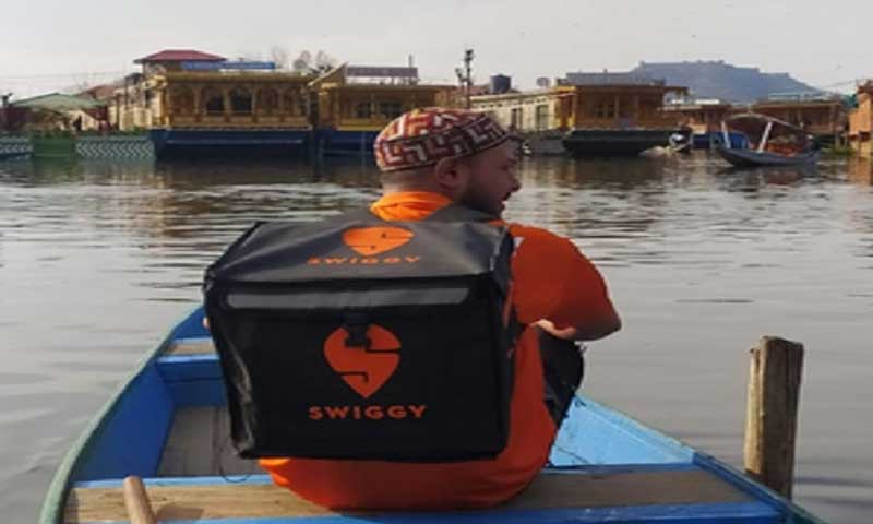 You are currently viewing Swiggy की अनोखी सर्विस, पानी पर भी शुरू की फूड डिलीवरी,श्रीनगर की डल झील में हाउसबोट पर भी लीजिये खाने का मज़ा