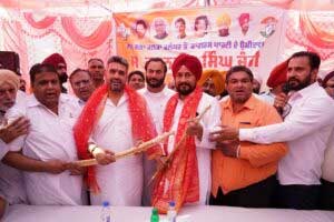 Read more about the article ਜਲੰਧਰ ਉੱਤਰੀ ਹਲਕੇ ਦੇ ਲੋਕਾਂ ਨੇ ਕਾਂਗਰਸੀ ਉਮੀਦਵਾਰ ਚਰਨਜੀਤ ਚੰਨੀ ਨੂੰ ਹੱਥ ਖੜ੍ਹੇ ਕਰ ਦਿੱਤਾ ਸਮਰਥਨ ਤੇ ਵੱਡੀ ਲੀਡ ਦੇਣ ਦਾ ਕੀਤਾ ਐਲਾਨ