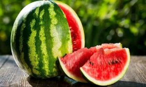 Read more about the article गर्मियों का सुपरफूड तरबूज़ खाने से होंगे ये जबरदस्त फायदे
