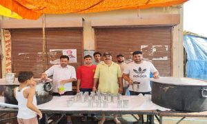 Read more about the article “निर्जला एकादशी” को मुख्य रखते हुए लेदर कंपलेक्स रोड पर दुकानदारों ने लगाई ठंडे मीठे जल की छबील….