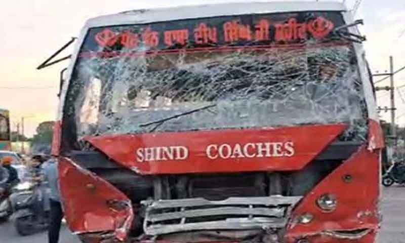 You are currently viewing पंजाब में सवारियों से भरी बसों की आमने-सामने टक्कर