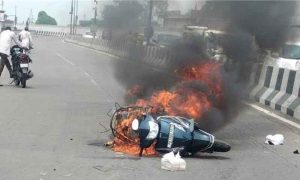 Read more about the article लुधियाना में चलती स्कूटी में लगी आग, चालक भी झुलसा