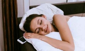 Read more about the article मोबाइल को तकिए के पास रखकर सोते हो तो हो जाए सावधान , हो सकती है ये गंभीर समस्या